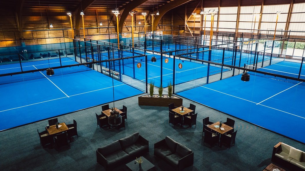 Un giocatore su un campo indoor di Padel Baregg a Baden-Dättwil.