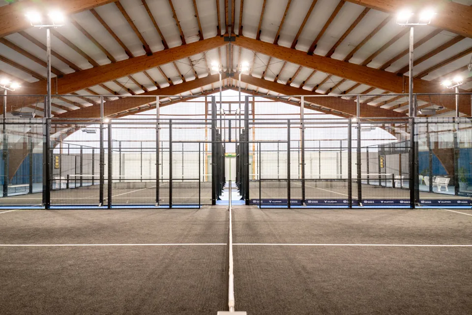 Padelplätze unter der Dachkonstruktion des oro sportcenters.