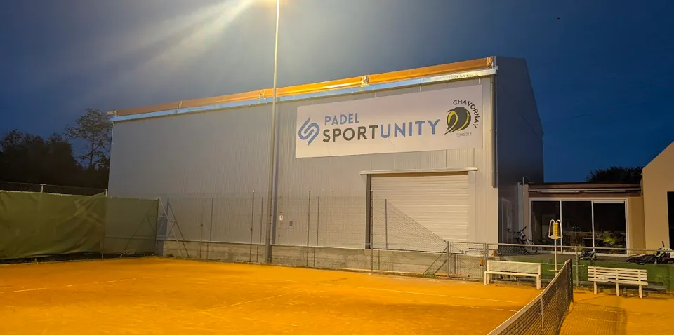 Aussenansicht der Padelhalle des TC Chavornay.
